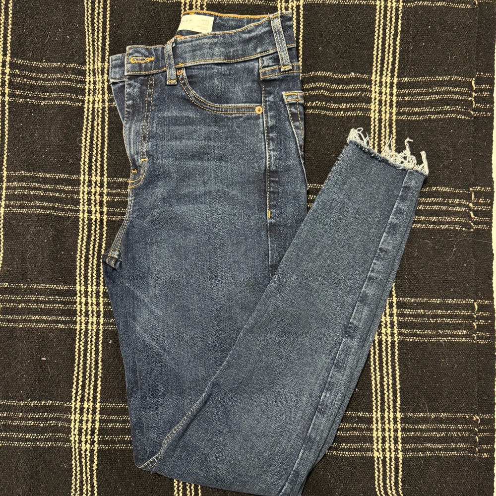 TopShop Jamie Jeans W26 med/dark wash in perfect condition.